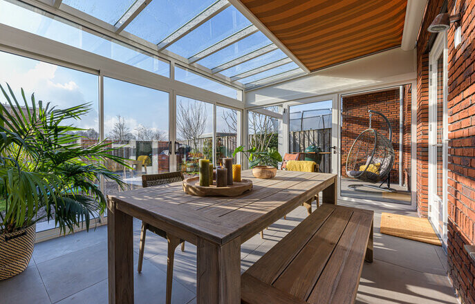 Freistehender Verasol Profiline Wintergarten in Gelsenkirchen mit Glasschiebew&auml;nden und modernem Essbereich im Garten