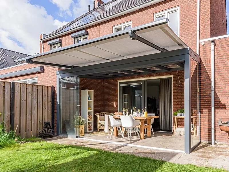 Verasol tuinkamer met glazen dak en bovendakzonwering