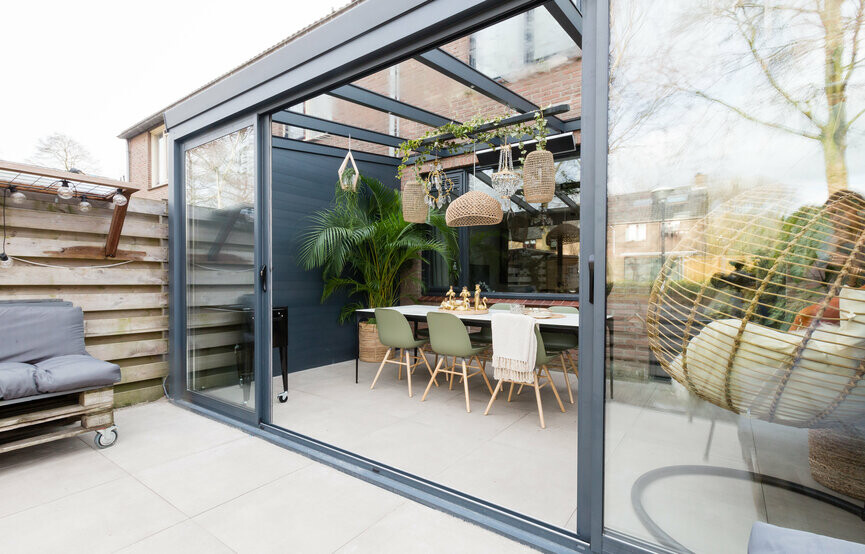Een overkapping in een kleine tuin kan gewoon verasol 726f102e